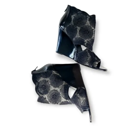 Stuart Weitzman Black Lace And Patent Leather Wedge open toe Ankle Boots sz8.5