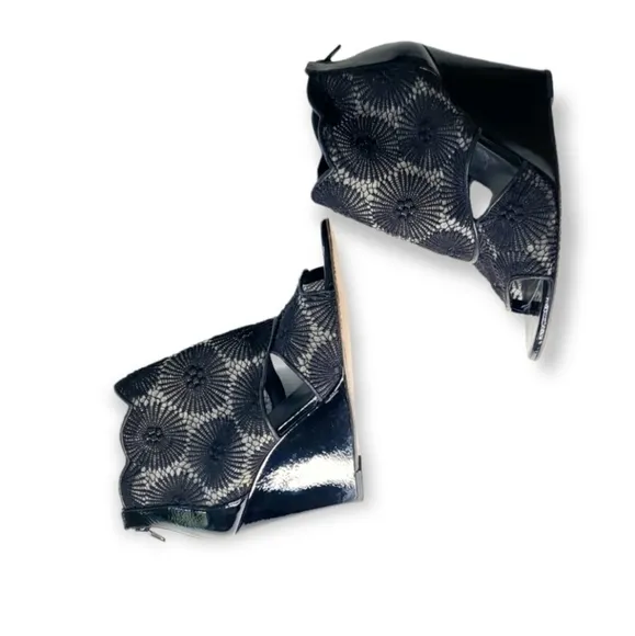 Stuart Weitzman Black Lace And Patent Leather Wedge open toe Ankle Boots sz8.5