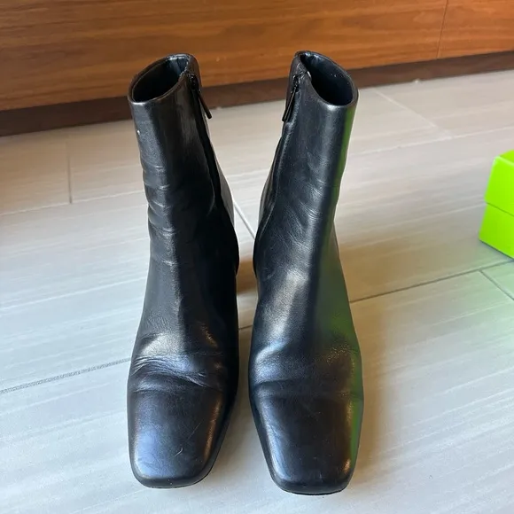 Stunning Fawn Black Leather Ankle Boots
