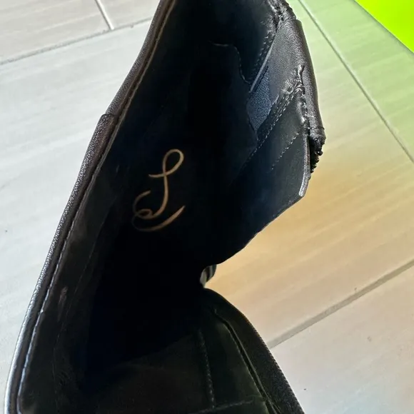 Stunning Fawn Black Leather Ankle Boots