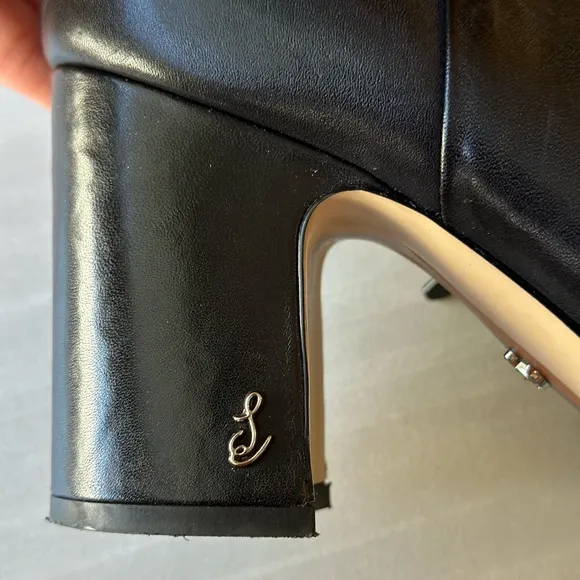 Stunning Fawn Black Leather Ankle Boots