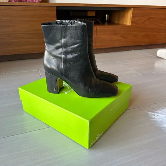 Stunning Fawn Black Leather Ankle Boots