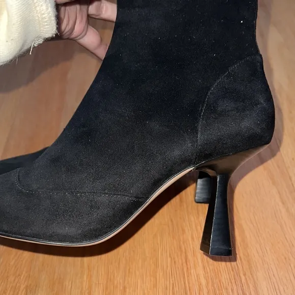 Suede Michael Kors Pointy boots with a comfortable heel.