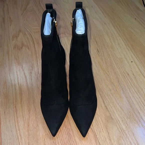 Suede Michael Kors Pointy boots with a comfortable heel.
