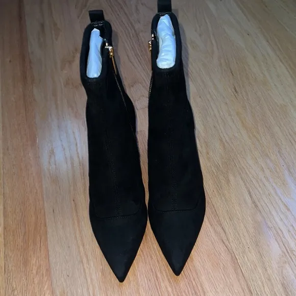 Suede Michael Kors Pointy boots with a comfortable heel.