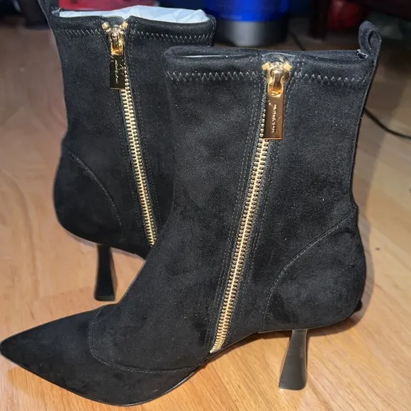 Suede Michael Kors Pointy boots with a comfortable heel.