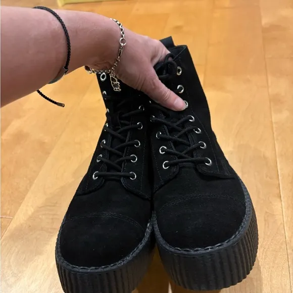 T. U. K. Black suede Viva Mondo combat ankle boots sz 10
