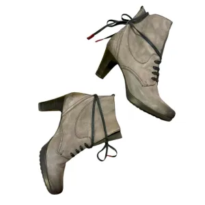Tamari’s-👢Elegant Gray Leather Ankle Boots