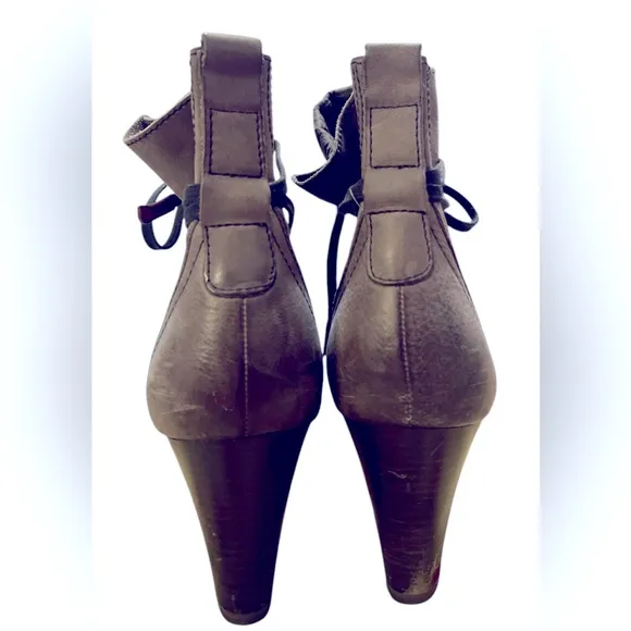 Tamari’s-👢Elegant Gray Leather Ankle Boots