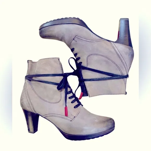 Tamari’s-👢Elegant Gray Leather Ankle Boots