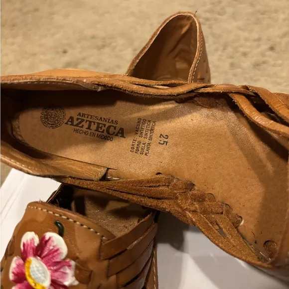 🏃🏽‍♀️🏃🏽‍♀️Tan and Red Floral Embellished Sandals