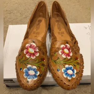 🏃🏽‍♀️🏃🏽‍♀️Tan and Red Floral Embellished Sandals