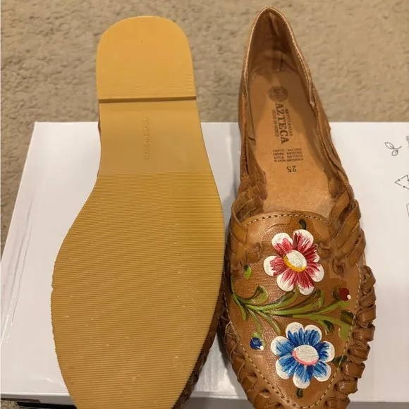 🏃🏽‍♀️🏃🏽‍♀️Tan and Red Floral Embellished Sandals