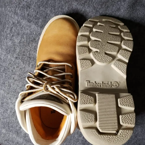 Timberland Boys tan boots Size 3.5