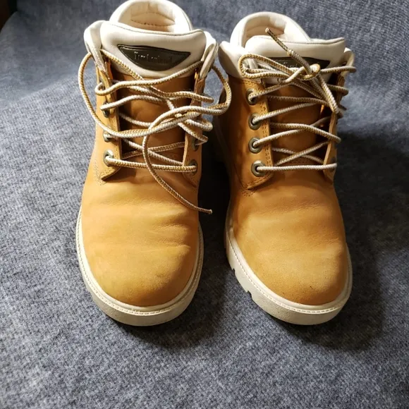 Timberland Boys tan boots Size 3.5