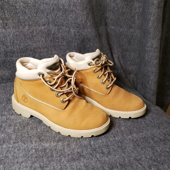 Timberland Boys tan boots Size 3.5