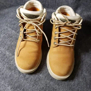 Timberland Boys tan boots Size 3.5