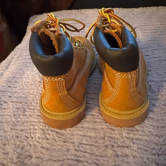 Timberland kids size medium 7  leather cold weather waterproof combat boots