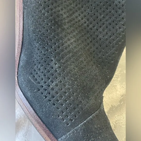 Tom’s boots