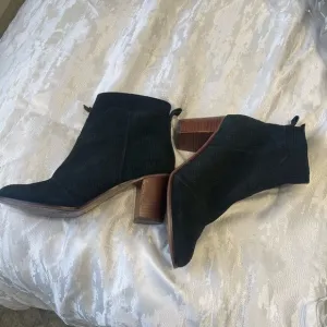 Tom’s boots