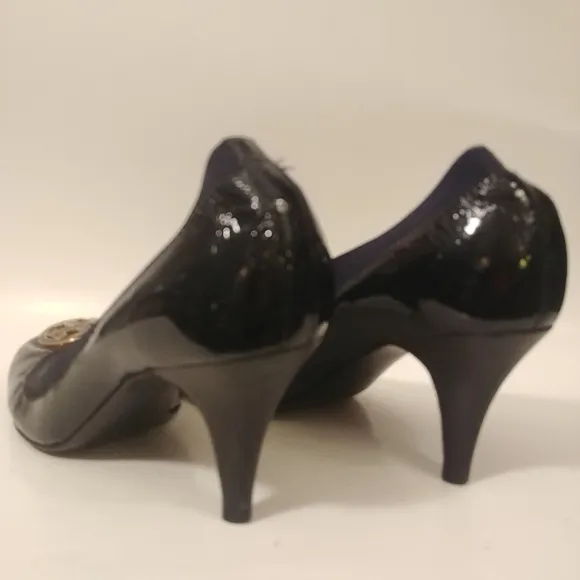 Tory Burch Black Patent Leather Gold Logo Medallion Pump Shoes  sz 7