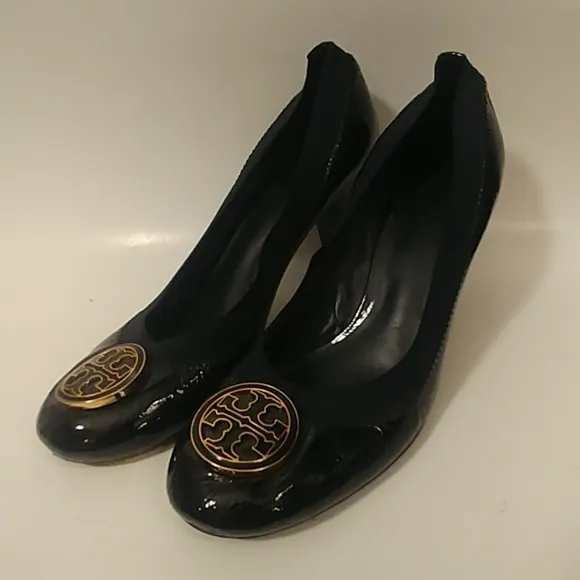 Tory Burch Black Patent Leather Gold Logo Medallion Pump Shoes  sz 7