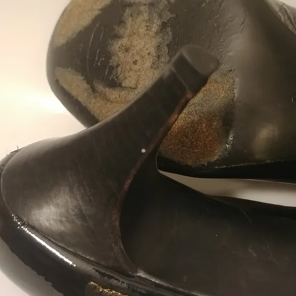 Tory Burch Black Patent Leather Gold Logo Medallion Pump Shoes  sz 7