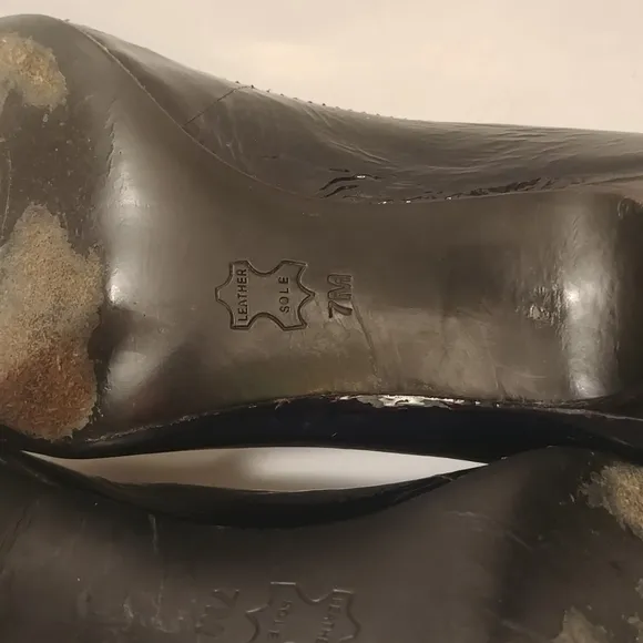 Tory Burch Black Patent Leather Gold Logo Medallion Pump Shoes  sz 7