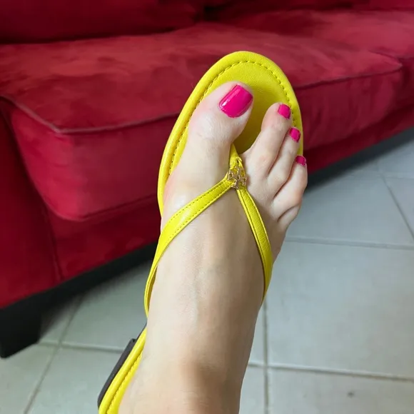 TORY BURCH Colza Yellow Classic Flip Flop Leather Sandals