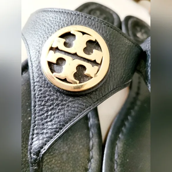 Tory Burch Judy Thong Sandals Black/ Gold Logo Tumbled Calf Leather US 9