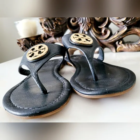 Tory Burch Judy Thong Sandals Black/ Gold Logo Tumbled Calf Leather US 9