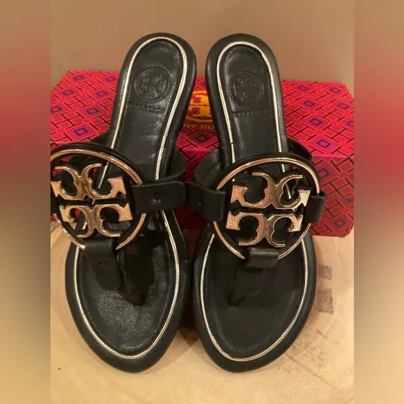 Tory Burch Miller Metal Logo Thong Sandal, Gold/black Sz-7.5