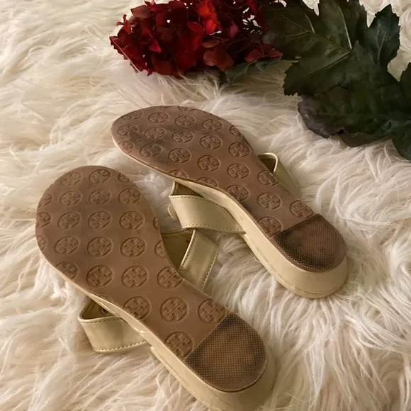 TORY BURCH patent leather flip flops sandals