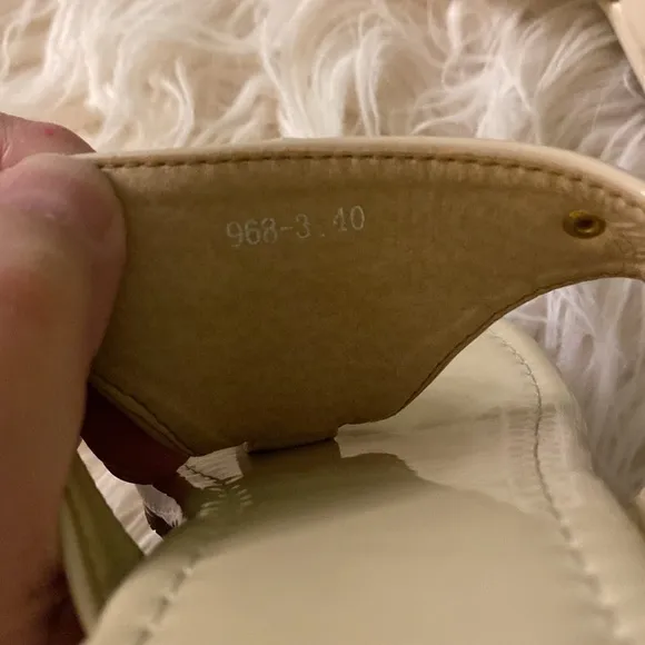 TORY BURCH patent leather flip flops sandals