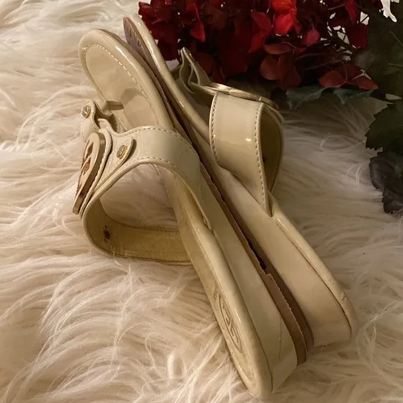 TORY BURCH patent leather flip flops sandals