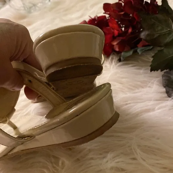 TORY BURCH patent leather flip flops sandals