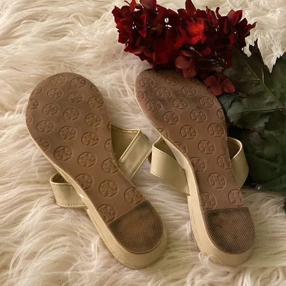 TORY BURCH patent leather flip flops sandals