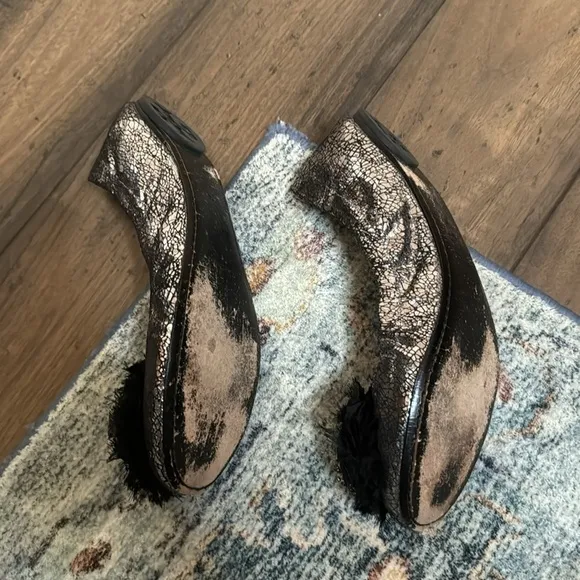 Tory Burch silver and black metallic bow leather flats size 8