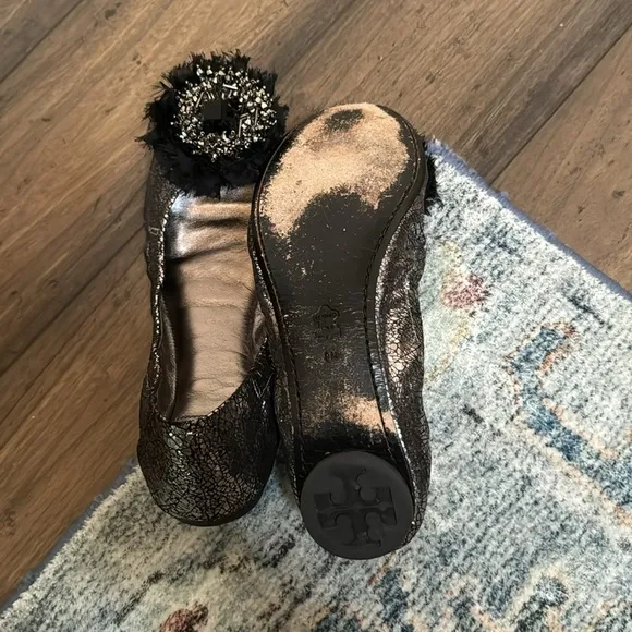 Tory Burch silver and black metallic bow leather flats size 8