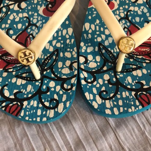 TORY BURCH sz 9 casual thong flip flops sandals in teal red black floral pattern