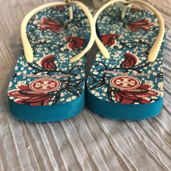 TORY BURCH sz 9 casual thong flip flops sandals in teal red black floral pattern