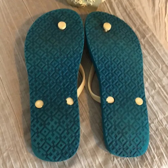 TORY BURCH sz 9 casual thong flip flops sandals in teal red black floral pattern