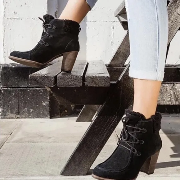 UGG Australia Analise Black Suede Ankle Booties Chunky Heel Lace Up Sheepskin 7