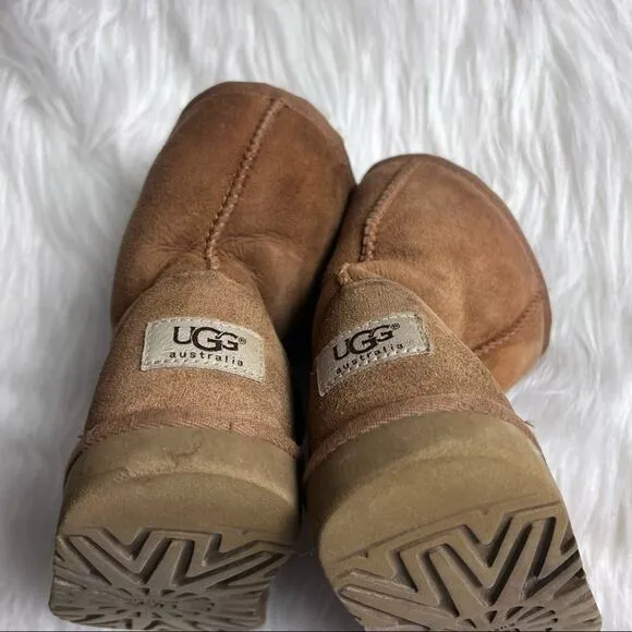 UGG Australia Little Kid’s Classic  Short Chestnut Boot Sz 3