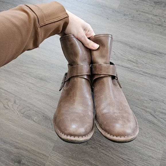 Ugg Brown Leather Elysian Ankle Booties Size 7.5/ EU Size 38.5