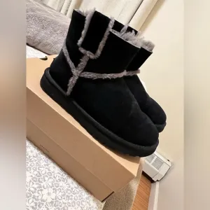 UGG Classic Mini Spill Seam Fleece Lined