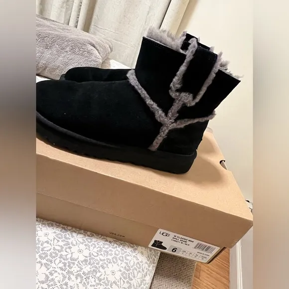 UGG Classic Mini Spill Seam Fleece Lined