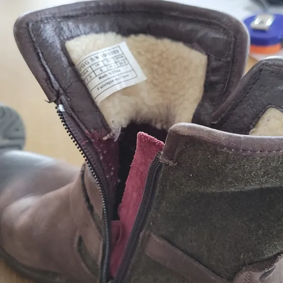 UGG  DISTRESSED LEATHER BOOTS