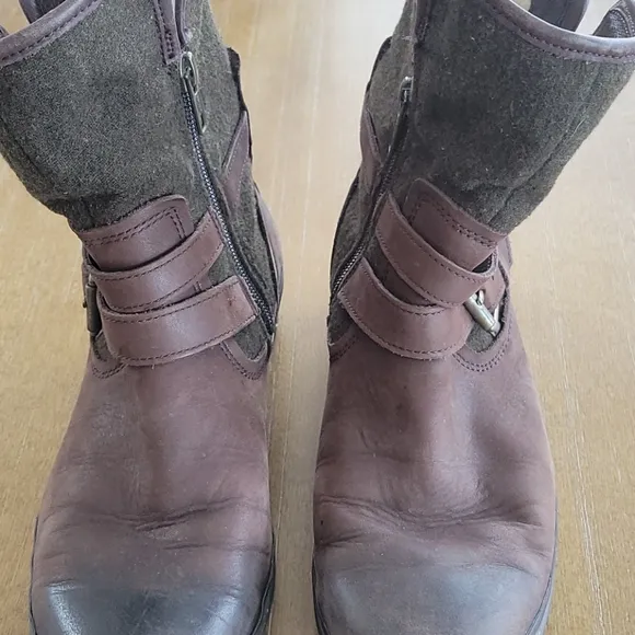 UGG  DISTRESSED LEATHER BOOTS