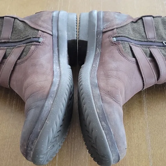 UGG  DISTRESSED LEATHER BOOTS